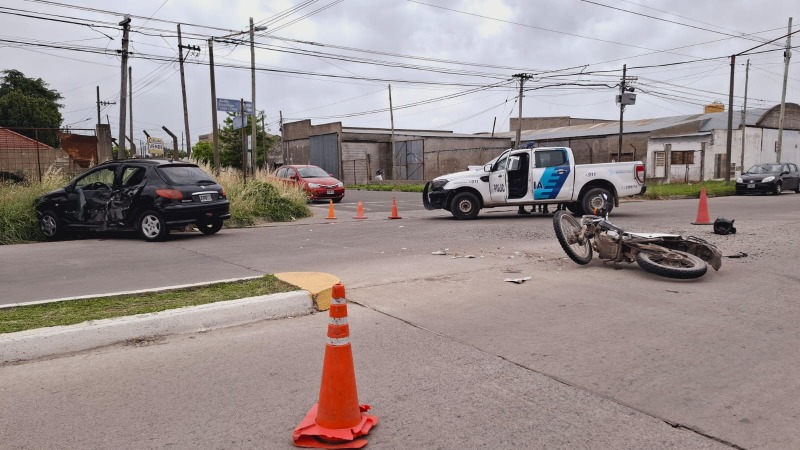 Fuerte choque entre un auto y una moto: un hombre herido